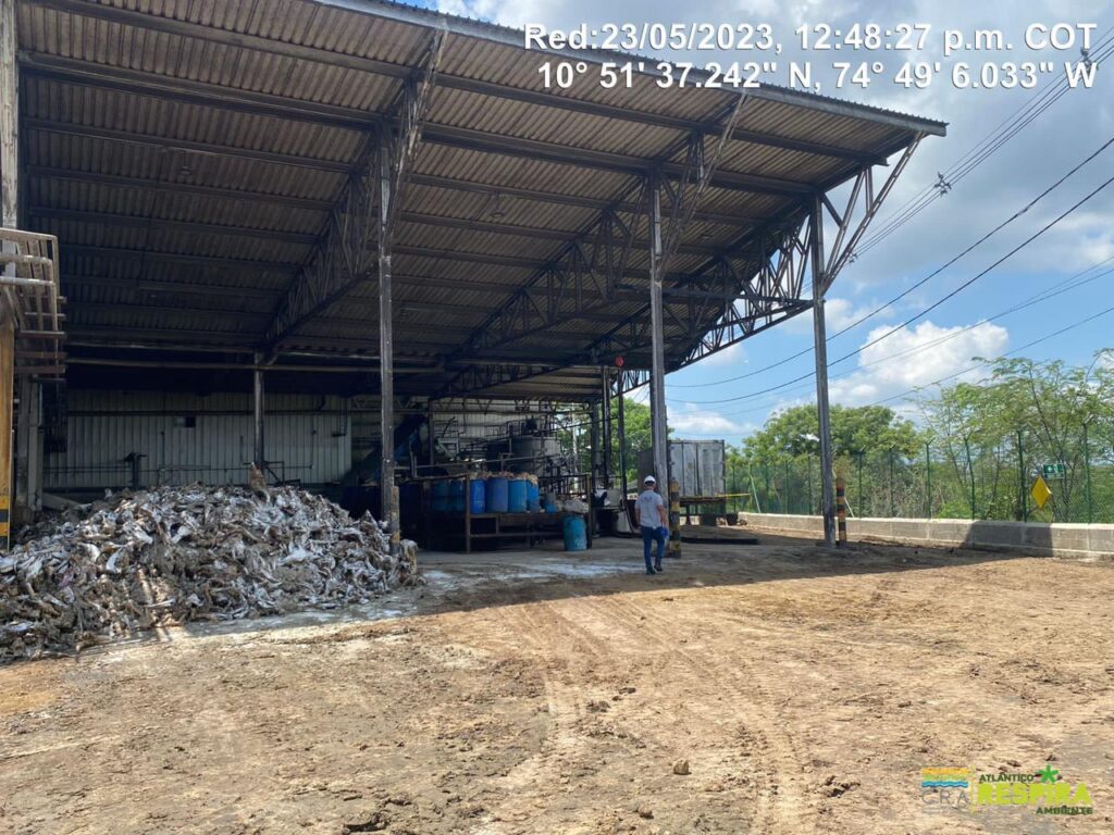 C.R.A. impone suspensión preventiva a AGROSAN por emisión de olores ofensivos.  El informe de la autoridad ambiental, determinó que la materia prima se acopia inapropiadamente, acelerando su descomposición y generando malos olores