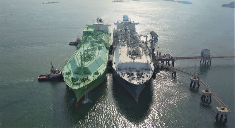 Terminal de regasificación recibe buques con GNL para afrontar el fenómeno de El Niño