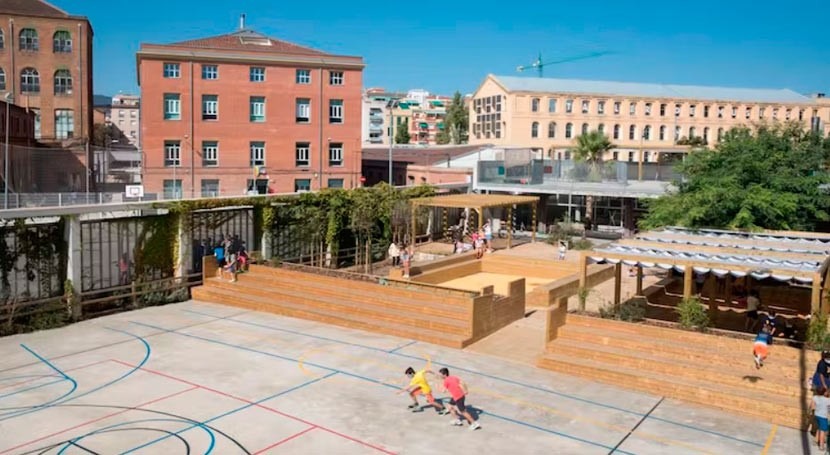 Los refugios climáticos: atenuantes del impacto climático. Patio de la Escuela Can Fabras en Barcelona, convertido en un refugio climático. Foto publicada por iAgua