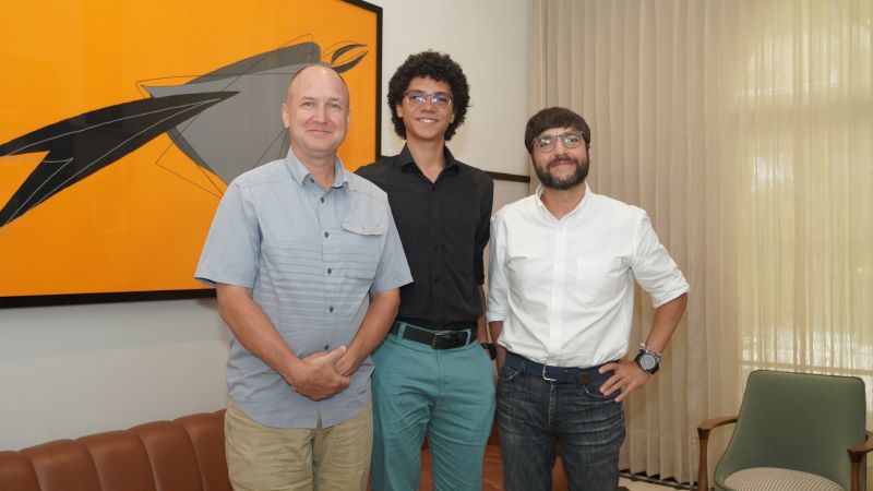 Barranquilla contará con inventario de siembra urbana. De izquierda a derecha: el profesor Joseph P. Hupy, U. Purdue, el estudiante Joel Flórez, pasante internacional y el alcalde de Barranquilla, Jaime Pumarejo