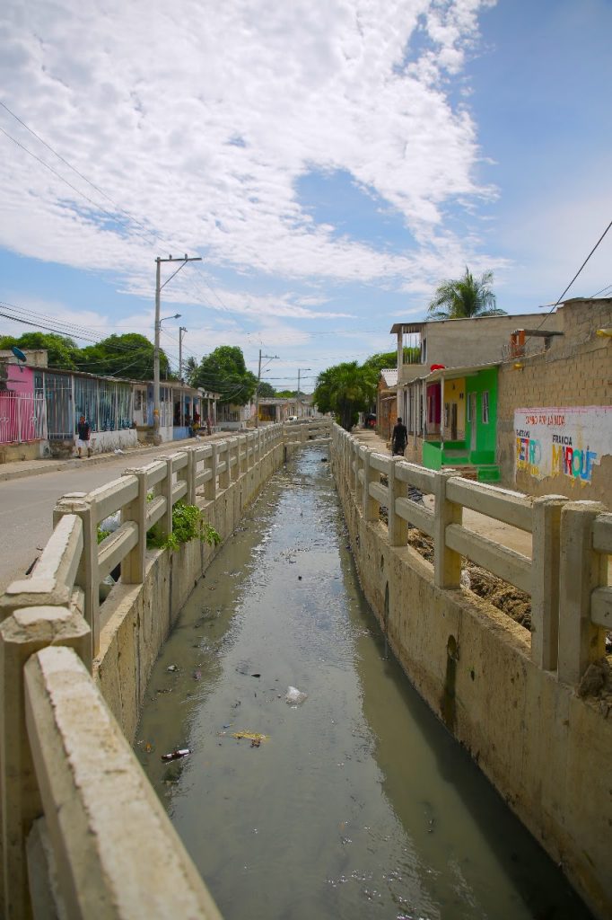 La C.R.A. recuperó ambiental y paisajísticamente el arroyo el Salao en Soledad. Es importante que la comunidad colabore con la obra y la mantenga limpia, sin arrojar basura en el cuerpo de agua canalizado.